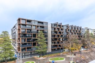 Roomy 2BR 2BA City-Centre Apt - 4
