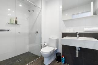 Roomy 2BR 2BA City-Centre Apt - 1