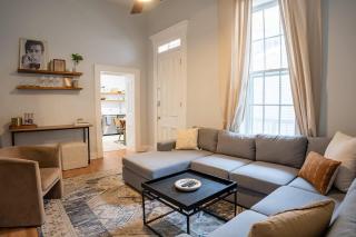 Remodeled Modern Home - private backyard & games! - 3