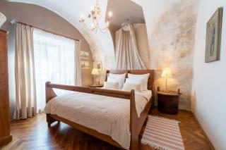 Quiet Historic 2-Bedroom Under Prague Castle - 0
