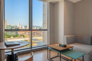 YANG TRAVEL Hotel Chongqing Beibin Road, Amazing High-floor River View Overlooking Hongya Cave Scenic Spot, A Short Walk to Metro Line 9, Close to Local Food Streets, Jiefangbei & Guanyin Bridge, 24H Warm Butler Service for All Guests - 7