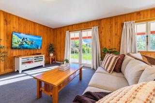 Wildwood Cottage Cozy Secluded Stay - 4