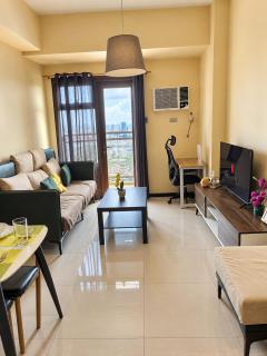 Bayfront Suite in Pasay, With Balcony, Manila Bay View, Near MOA, OKADA, PICC, Airport, WFH ready Free pool and Sauna Access - Manila - 9