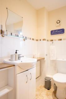 3Bed Stylish House - Parking - Lakeside - 2