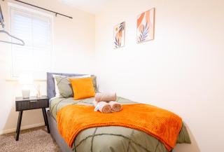 3Bed Stylish House - Parking - Lakeside - 0