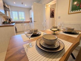Stylish 3-Bed Home in Wixams - Parking & Workspace - 7