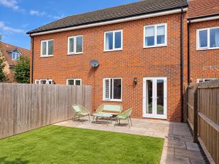 Stylish 3-Bed Home in Wixams - Parking & Workspace - 5