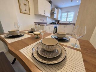 Stylish 3-Bed Home in Wixams - Parking & Workspace - 1