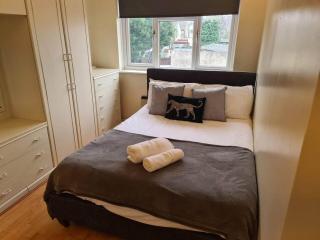 SAV Apartments Watford - 8