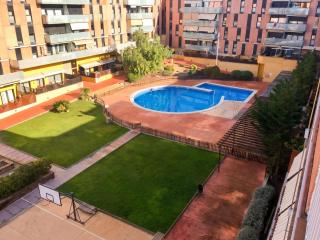 Spacious Apartment in Terrassa with Shared Pool, 85 m² - 0