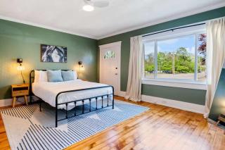 Stylish Retreat Walkable to Bars & Restaurants - 8