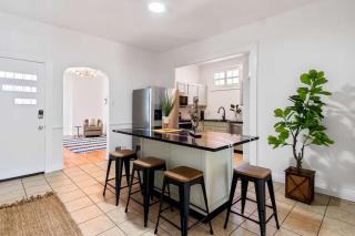 Stylish Retreat Walkable to Bars & Restaurants - 9