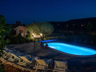 Charming Apartment in Rakovica with Shared Pool - 2