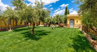 Spacious villa with mountain view and pool in Baza - 1