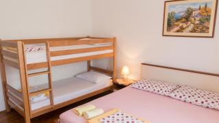 Charming Apartment in Gdinj + Garden - 9
