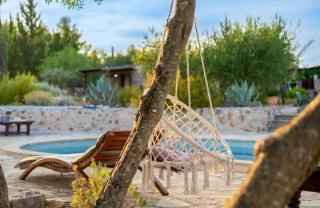 Spacious House with Private Pool in Stari Grad - 9