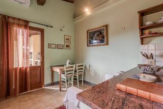 Cozy Retreat with Pool and Stunning Views in Gattaia - 6