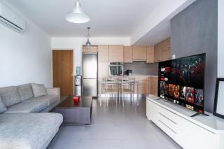 Modern Bright 1BR City Suite - 2
