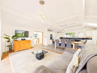 Steepholm House by Signature Stays - Scenic Views - Parking - Sleeps 8 - 0