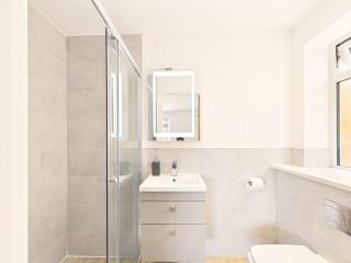 Steepholm House by Signature Stays - Scenic Views - Parking - Sleeps 8 - 9