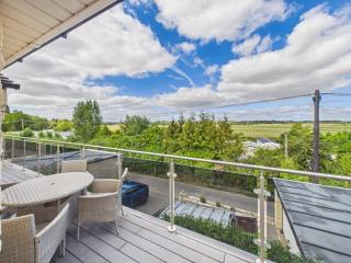 Steepholm House by Signature Stays - Scenic Views - Parking - Sleeps 8 - 8