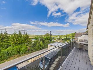 Steepholm House by Signature Stays - Scenic Views - Parking - Sleeps 8 - 7
