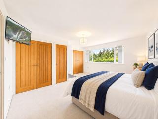 Steepholm House by Signature Stays - Scenic Views - Parking - Sleeps 8 - 6