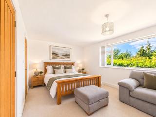 Steepholm House by Signature Stays - Scenic Views - Parking - Sleeps 8 - 4