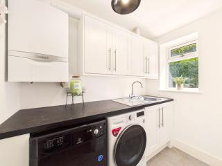 Steepholm House by Signature Stays - Scenic Views - Parking - Sleeps 8 - 2