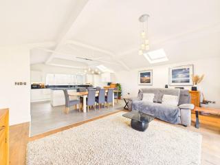 Steepholm House by Signature Stays - Scenic Views - Parking - Sleeps 8 - 1
