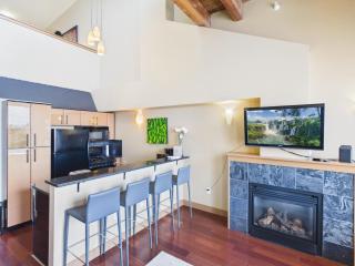High Ceilings With Loft And Private Patio - 6