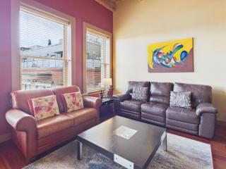High Ceilings With Loft And Private Patio - 4