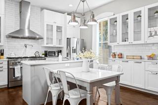 Elegant Manor w Private Yard & Modern Amenities - 7