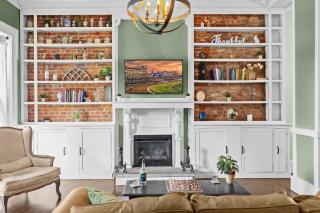 Elegant Manor w Private Yard & Modern Amenities - 5