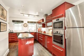 Stylish Central 3Bed Home - With Parking - 0