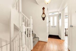 Stylish Central 3Bed Home - With Parking - 7