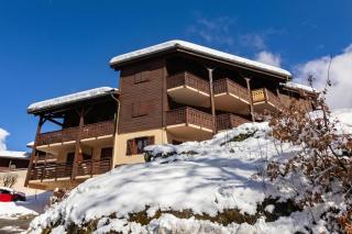 Résidence Le Château D86 Ski Retreat | Balcony & Views - Happy Rentals - 0