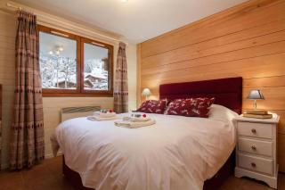 Résidence Le Château D86 Ski Retreat | Balcony & Views - Happy Rentals - 5