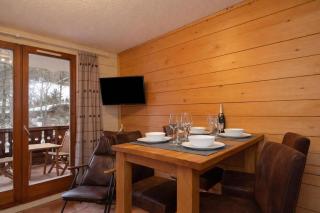 Résidence Le Château D86 Ski Retreat | Balcony & Views - Happy Rentals - 8