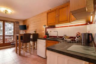 Résidence Le Château D86 Ski Retreat | Balcony & Views - Happy Rentals - 7