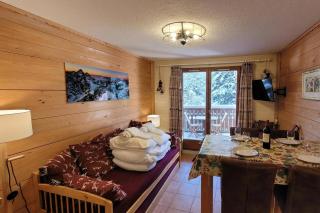 Résidence Le Château D86 Ski Retreat | Balcony & Views - Happy Rentals - 2