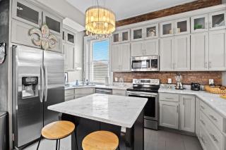 Historic 3-BR Downtown Bourbon Getaway - 2