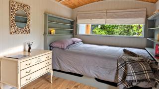 Sheperd's Hut Sleeps 2 with Hot Tub and Garden - 0