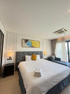 Gold Plated Apartment I Sea View I City View I Han River I Unique Style I Infinity Pool - Danang - 2