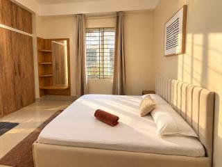 DeAmour, ZooRoad, 5 mins From City Centre Mall - 7