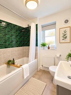 The Hill - 3-Bed Home with Garden & Parking - 9