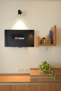 Tranquil Studio Near Airport- Kitchenette, WiFi, SmartTV - 2
