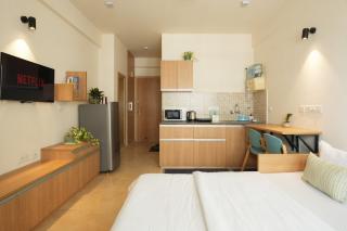 Tranquil Studio Near Airport- Kitchenette, WiFi, SmartTV - 9