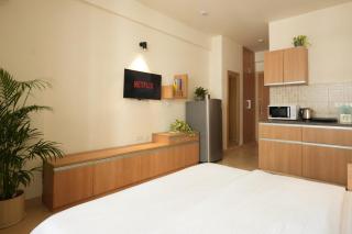 Tranquil Studio Near Airport- Kitchenette, WiFi, SmartTV - 2