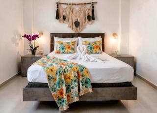 Easy Mornings, Rooftop Pool Year-Round, 1BR 2BR Duplex Sleeps 2-8, 3 Blue Flag Beaches & Chedraui Grocery 15 Min, 5th Ave 10 Min, Full Induction Kitchen WiFi AC Elevator, Cenotes 20 Min, ADO Bus & Cozumel Ferry 20 Min, Free Street Parking - 9